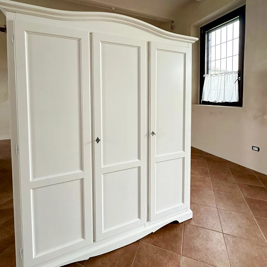 Armadio in legno stile Arte Povera a 3 ante - Disponibile in Bianco Opaco, Noce Scuro e Avorio